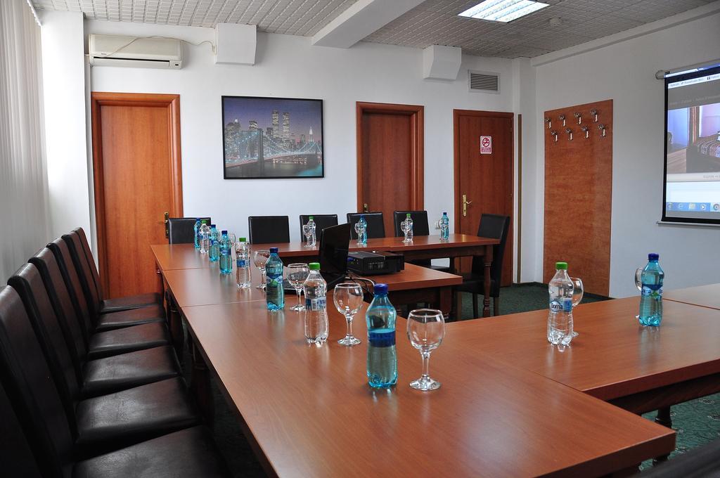 Hotel Emma Est Craiova Bagian luar foto