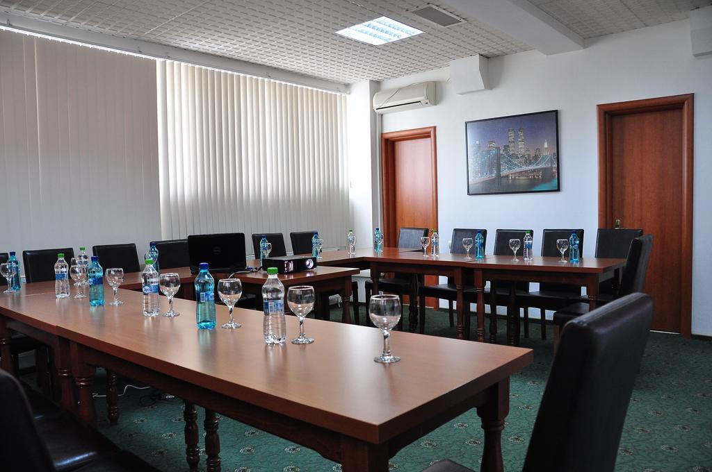 Hotel Emma Est Craiova Bagian luar foto