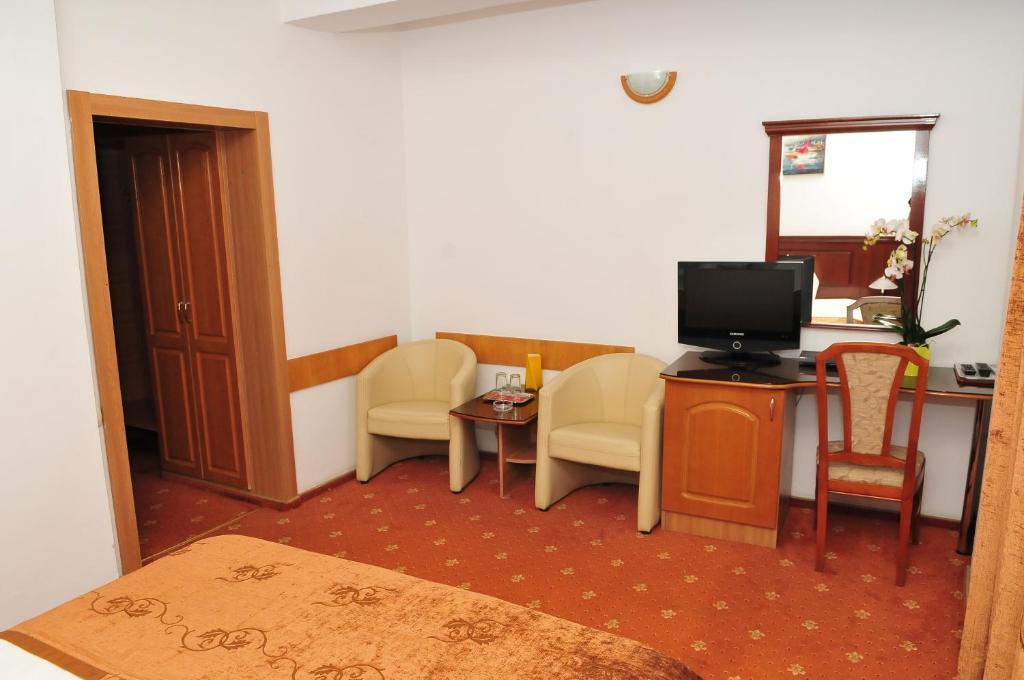 Hotel Emma Est Craiova Bagian luar foto