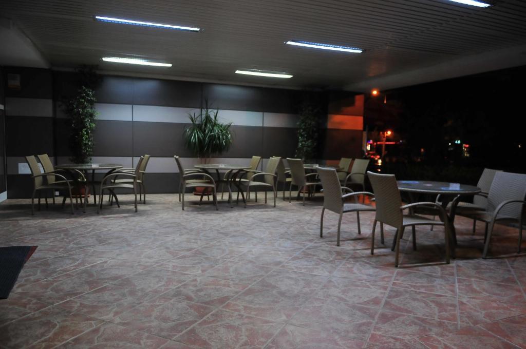 Hotel Emma Est Craiova Bagian luar foto