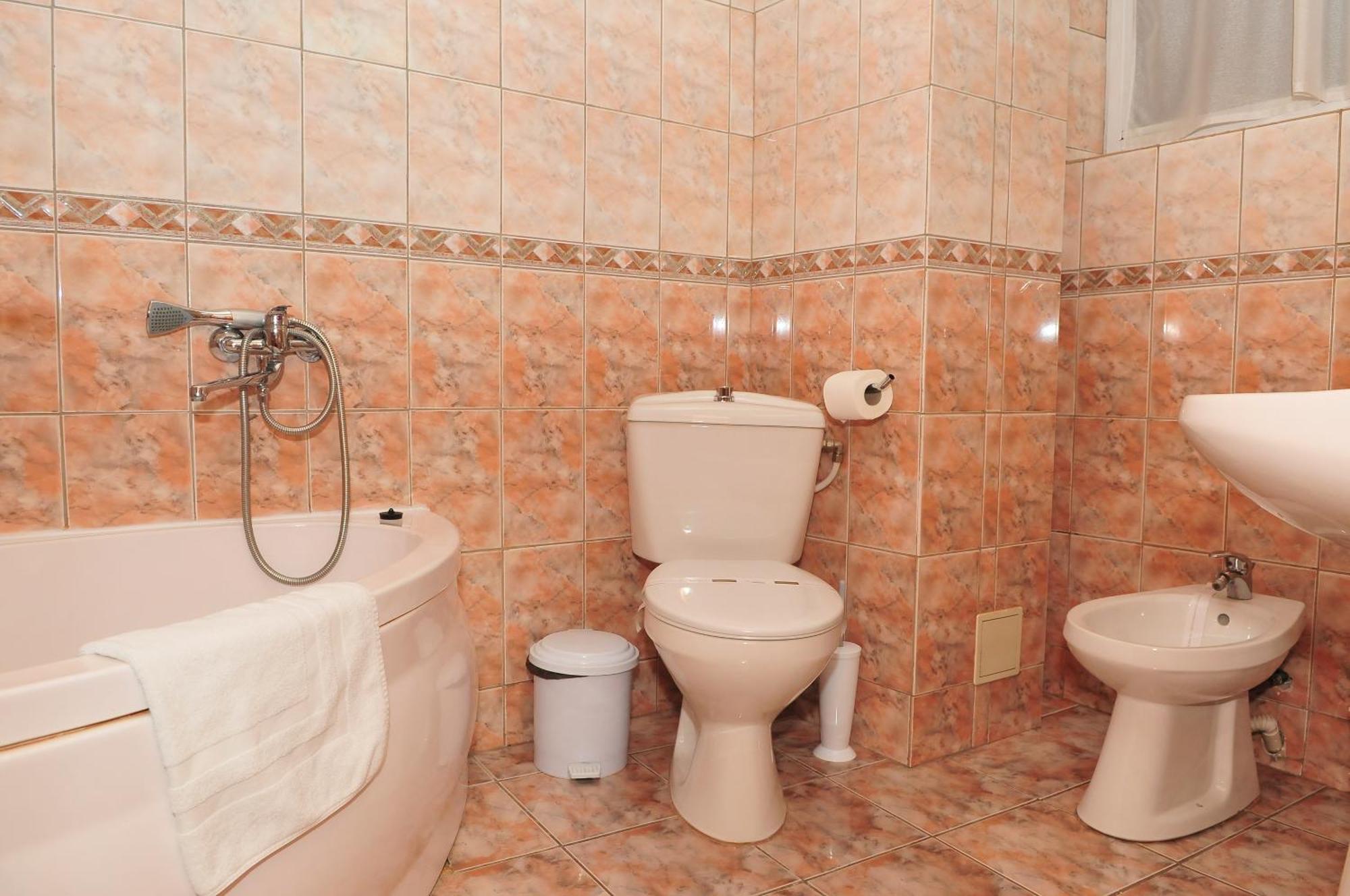 Hotel Emma Est Craiova Bagian luar foto