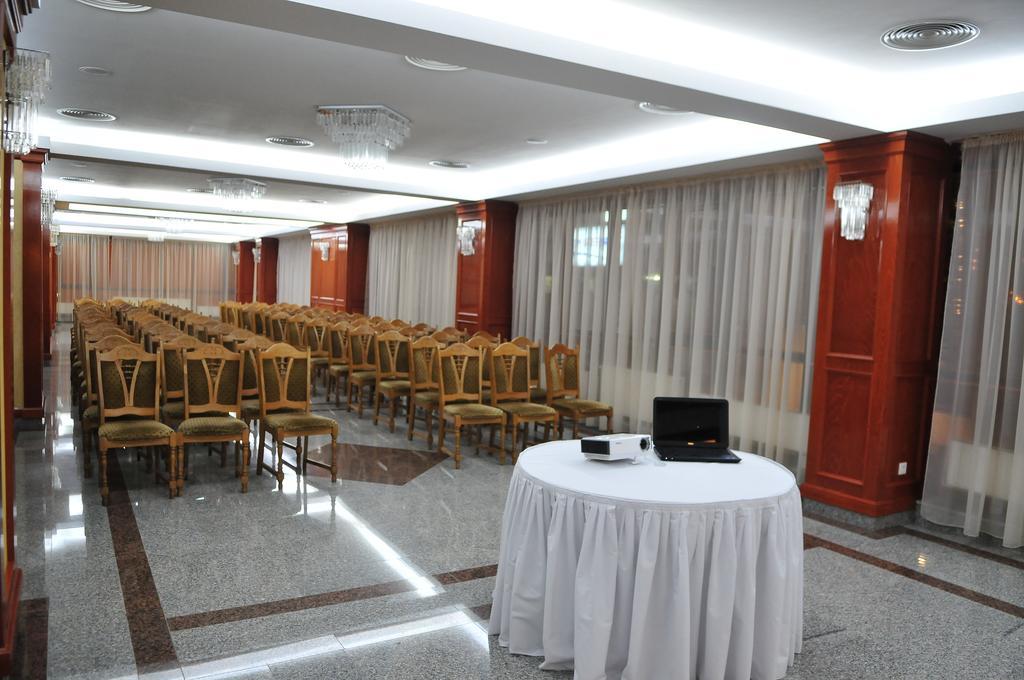 Hotel Emma Est Craiova Bagian luar foto
