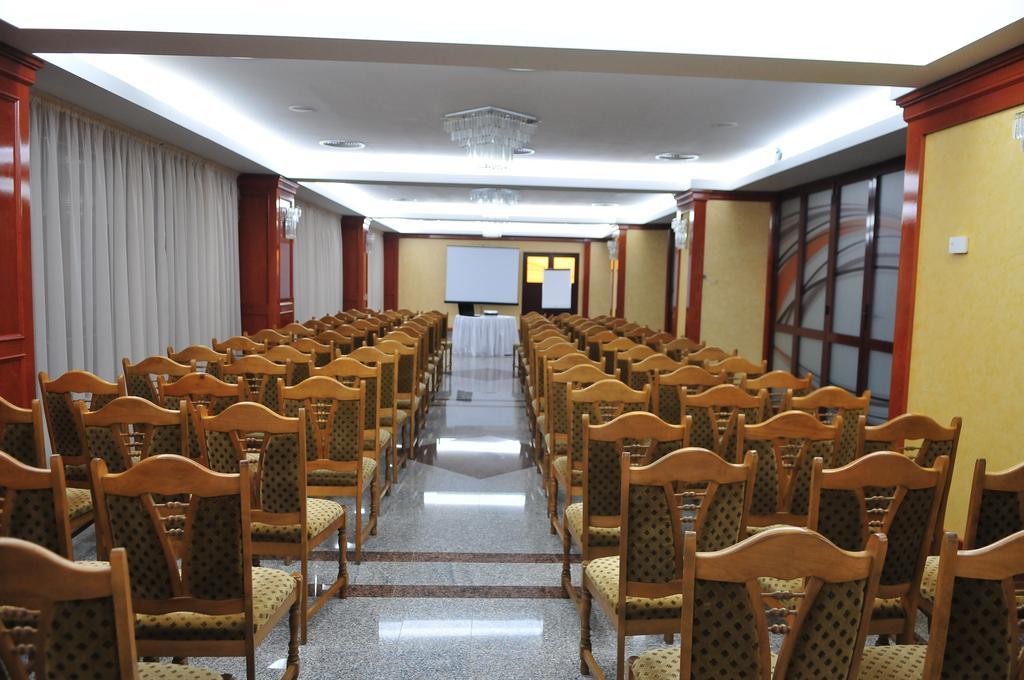 Hotel Emma Est Craiova Bagian luar foto