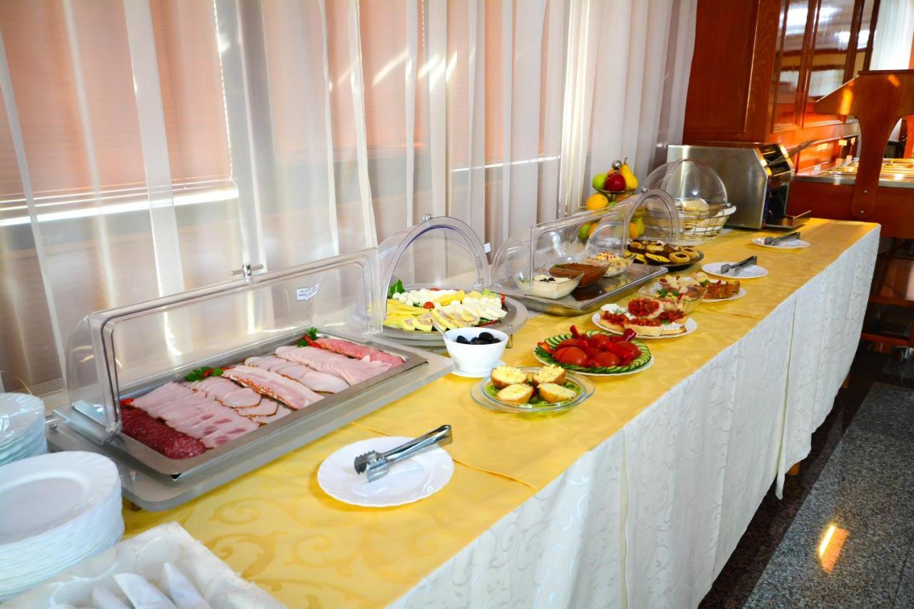 Hotel Emma Est Craiova Bagian luar foto